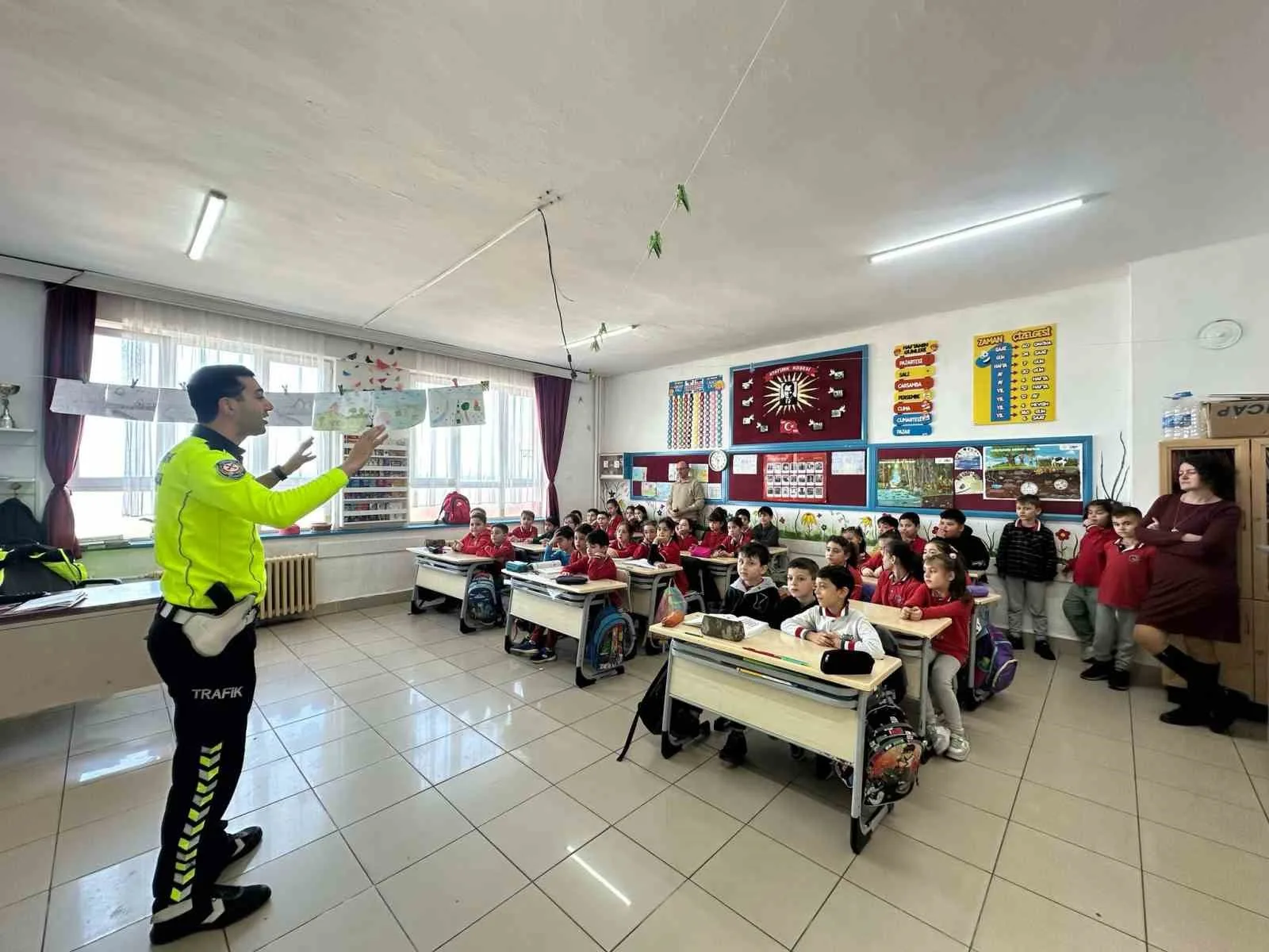 Sinop'ta polis ekipleri, Cumhuriyet İlkokulu öğrencilerine trafik güvenliği eğitimi verdi.