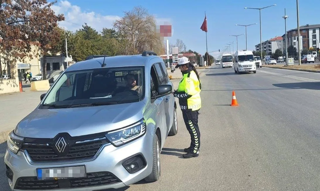 Erzincan'da Trafik Tescil ve Denetleme Şube Müdürlüğü ekipleri, sürücülere emniyet