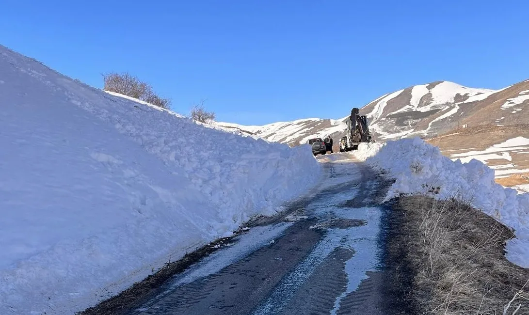 Posof'un Ardahan ilçesinde meydana gelen çığ olayı sonrasında belediye ekipleri