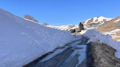 Posof'un Ardahan ilçesinde meydana gelen çığ olayı sonrasında belediye ekipleri