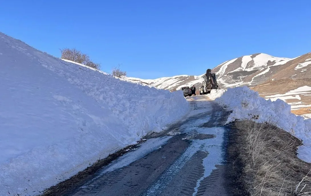 Posof'un Ardahan ilçesinde meydana gelen çığ olayı sonrasında belediye ekipleri