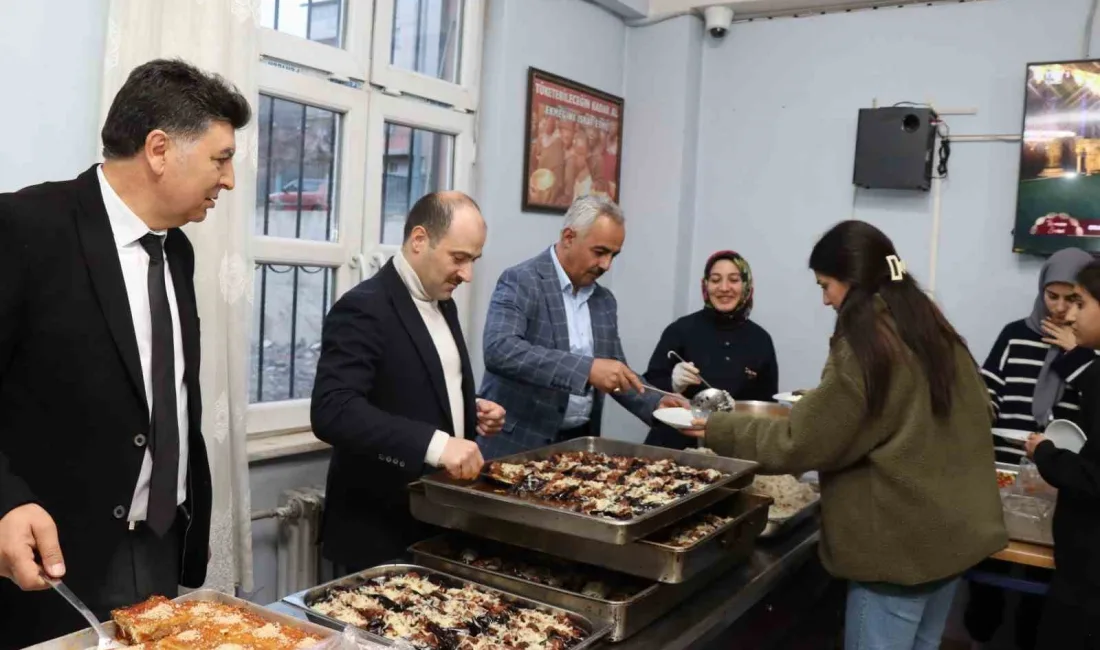 Erzurum'un Oltu ilçesindeki Yusuf Ziya Bey Kız Anadolu Lisesi'nde protokol