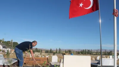 Bayburt'ta Ramazan Bayramı'nın arefesinde yüzlerce vatandaş, mezarlık ziyaretleri sırasında dualarını