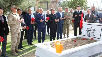 Erzincan'da Ramazan Bayramı arifesinde protokol üyeleri ve şehit aileleri Terzibaba