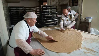 Niğde'nin meşhur tatlısı 'Niğde tahinlisi', iftar ve sahur sofralarında popüler.