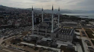 Trabzon'da yapımı devam eden Hanife Hatun Camii ve Külliyesi, denize