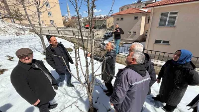 Erzincan Tarım ve Orman İl Müdürlüğü ekipleri, Refahiye'de çiftçilere meyve