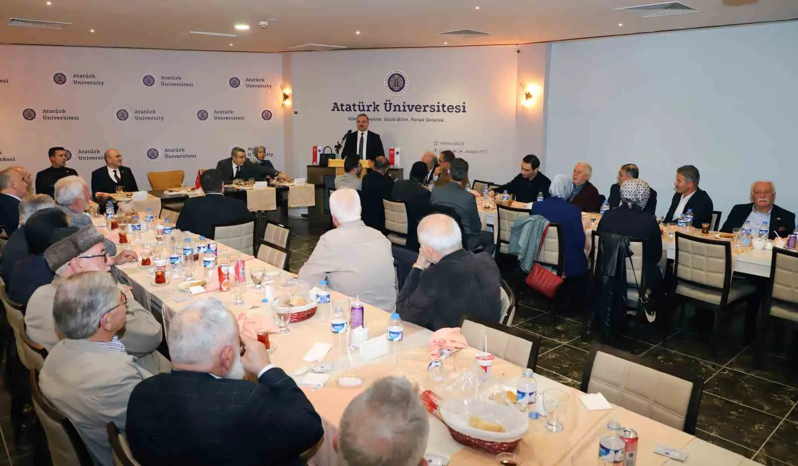 Atatürk Üniversitesi Rektörü Prof. Dr. Ahmet Hacımüftüoğlu, öğrenciler için düzenlenen