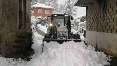 Rize'de kar yağışı nedeniyle 60 köy yolu ulaşıma kapandı. Rize