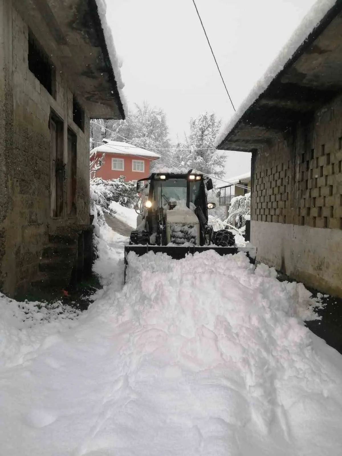 Rize'de kar yağışı nedeniyle 60 köy yolu ulaşıma kapandı. Rize