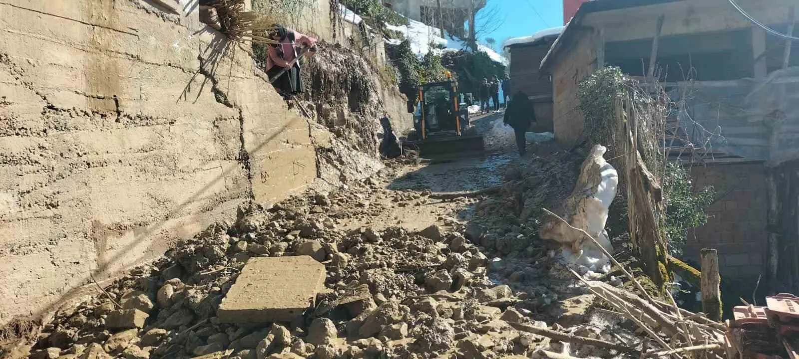 Rize Ardeşen'deki Aşağı Durak köyünde yaşanan heyelan sonucu 4 ev