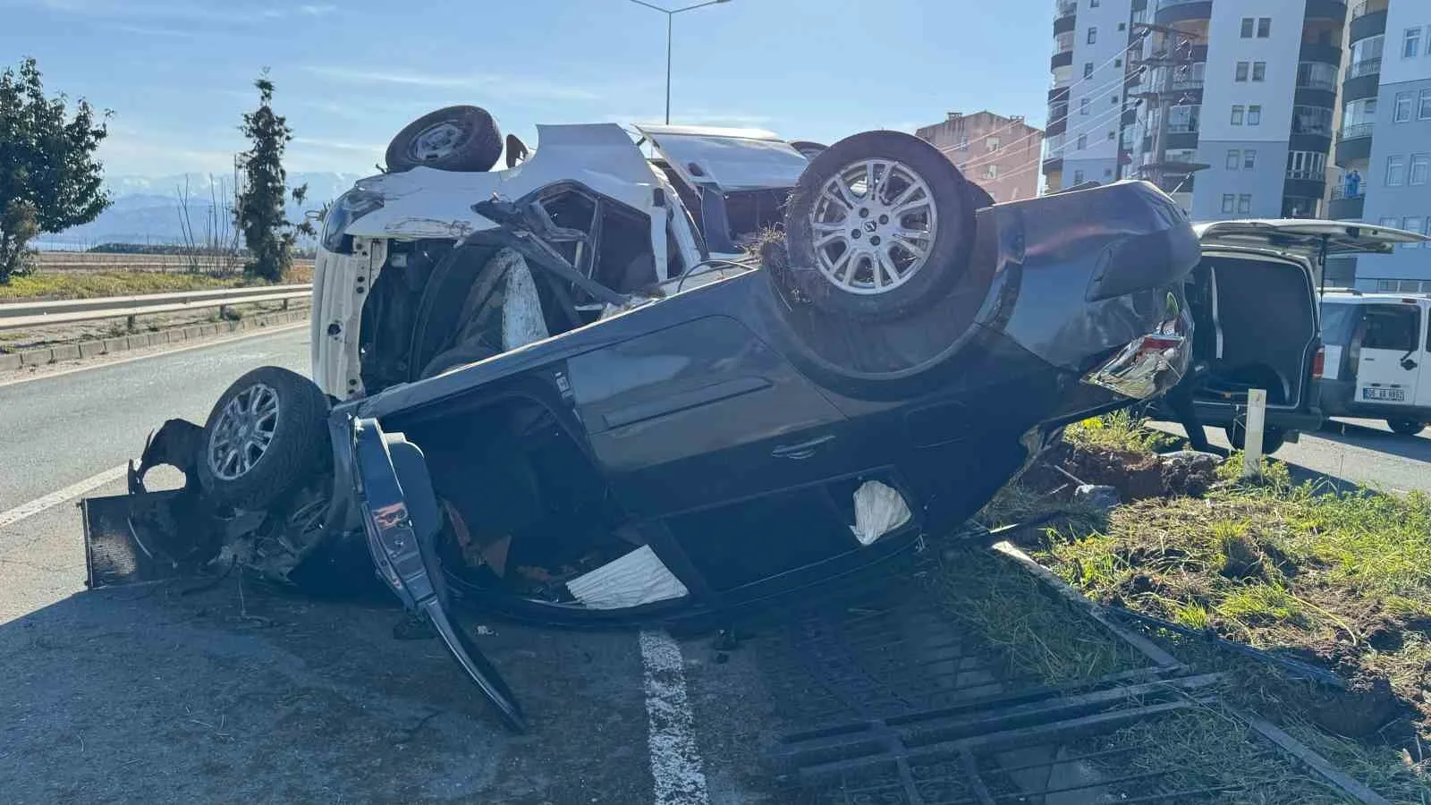 Rize'nin Pazar ilçesinde meydana gelen trafik kazasında 2 araç takla