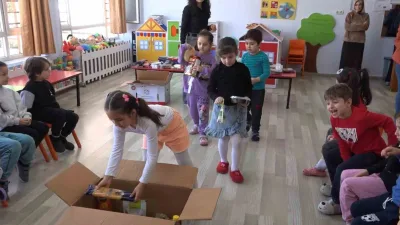 Rize'deki anaokulu öğrencileri, Ramazan kolilerini ihtiyaç sahiplerine ulaştırmak için mahalle