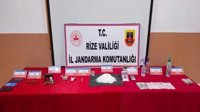Rize'de düzenlenen uyuşturucu operasyonunda A.B. tutuklandı. Operasyonda metamfetamin, skunk ve