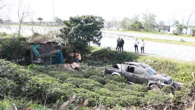 Rize'de kamyonet sürücüsü kaza yaparak çay bahçesine uçtu. Sürücü yara