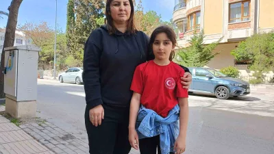 Ankara Yenimahalle'de depremzede Esila Buğlem Cinkara, sahipsiz köpeklerin saldırısına uğradı.