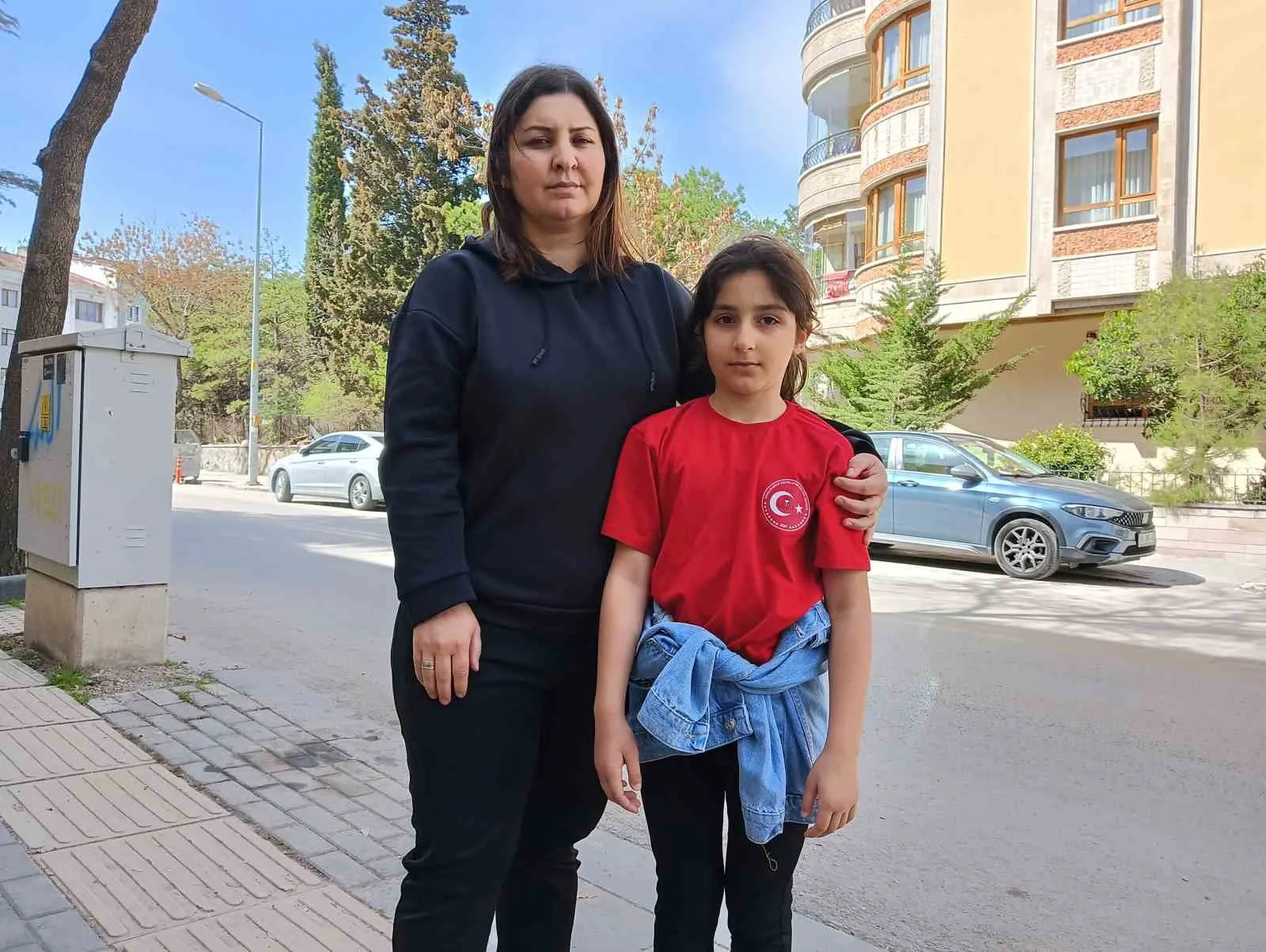 Ankara Yenimahalle'de depremzede Esila Buğlem Cinkara, sahipsiz köpeklerin saldırısına uğradı.