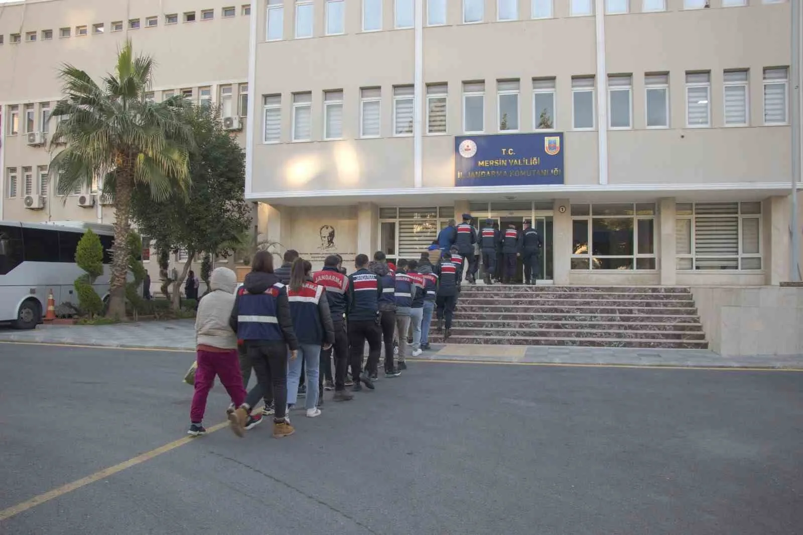 Mersin’de sahte ilanlarla dolandırıcılık yapan ikinci el eşya şebekesi jandarma