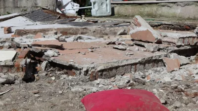 Sakarya'nın Akyazı ilçesinde metruk binanın molozlarını kaldırmak için çalışma yapan
