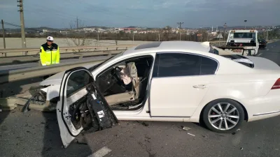 Sakarya D-020 karayolunda Kaynarca ilçe girişinde, Hüseyin B. kontrolündeki otomobil