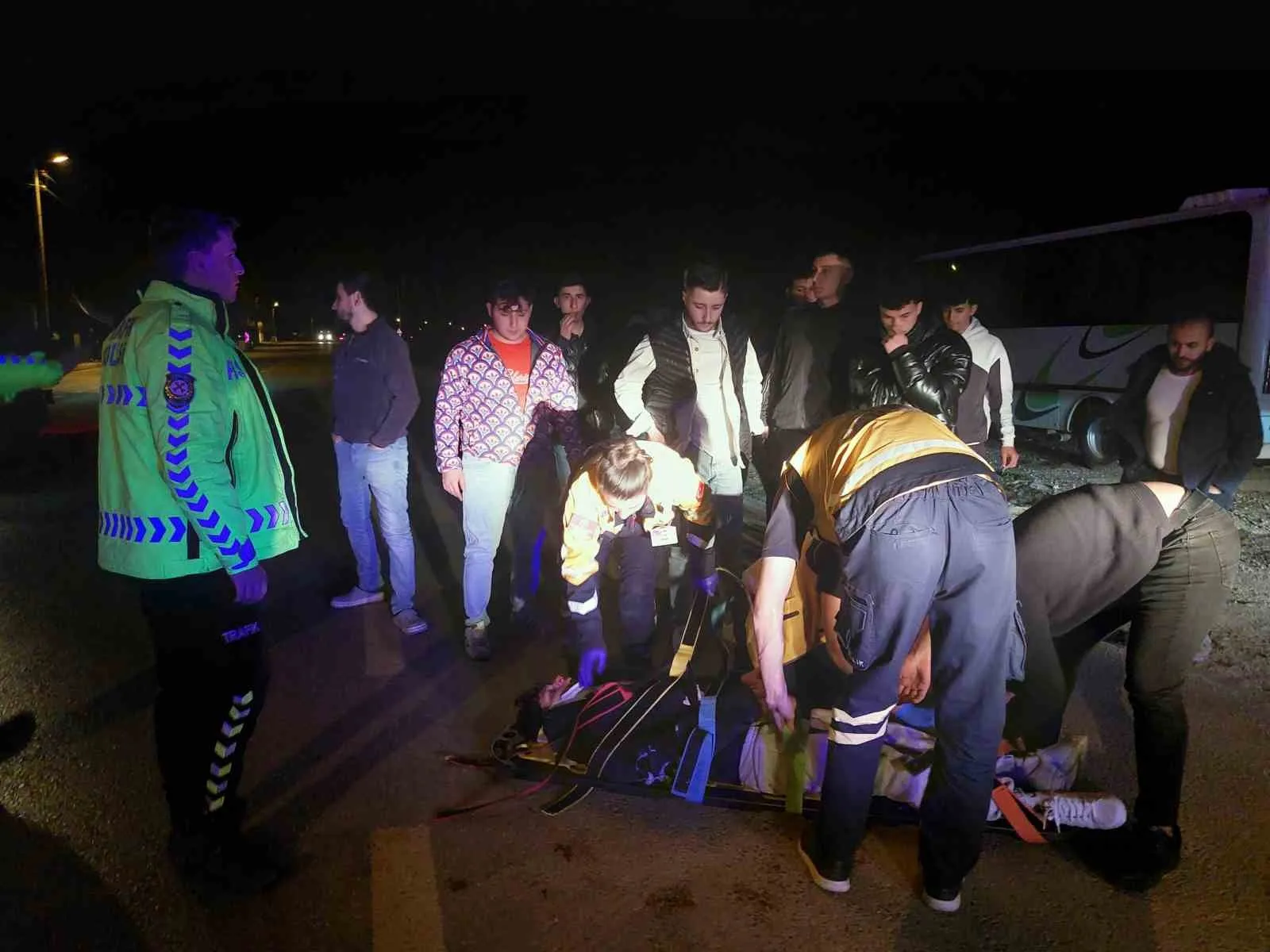 Akyazı ilçesinde gece meydana gelen motosiklet kazasında, sürücü yaralandı ve
