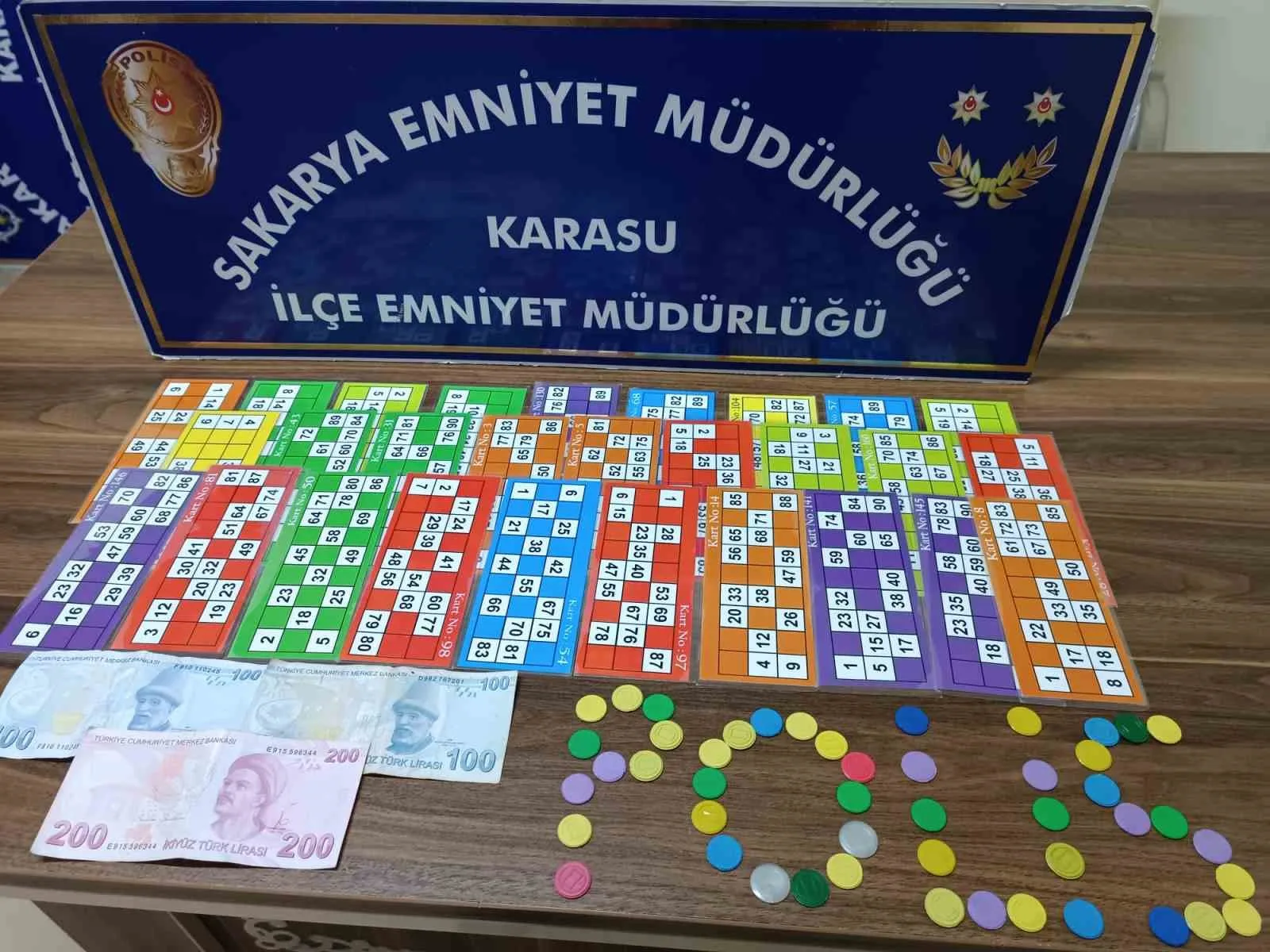 Sakarya'nın Karasu ilçesinde polis tarafından yapılan kumar operasyonunda 11 kişiye