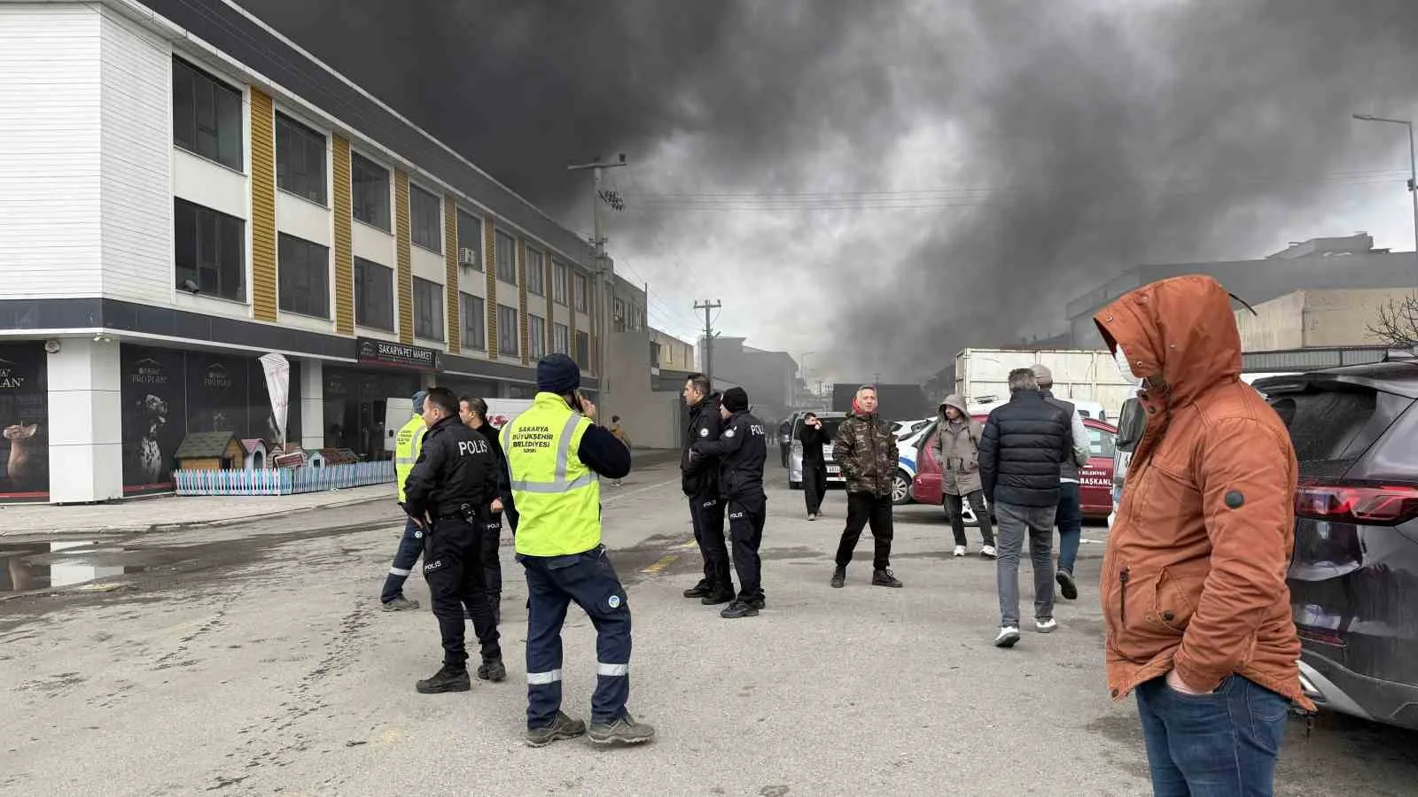 Sakarya'daki ASEM Mobilyacılar Çarşısı'ndaki bir iş yerinde çıkan yangına, bölgeye