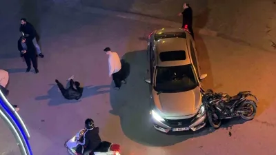 Sakarya'da meydana gelen trafik kazasında motosikletle çarpışarak yaralanan Y.E. ve