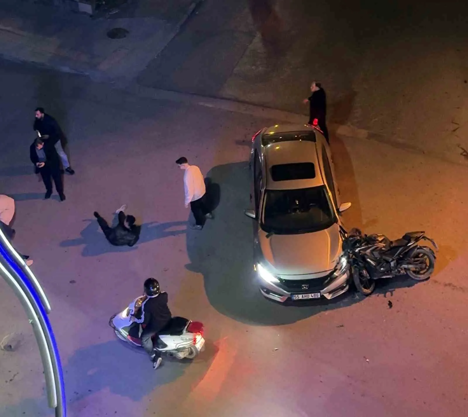 Sakarya'da meydana gelen trafik kazasında motosikletle çarpışarak yaralanan Y.E. ve