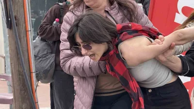 Sakarya'da Ekrem İmamoğlu'nun tutuklanmasının ardından izinsiz gösteri yapan grup, polisin