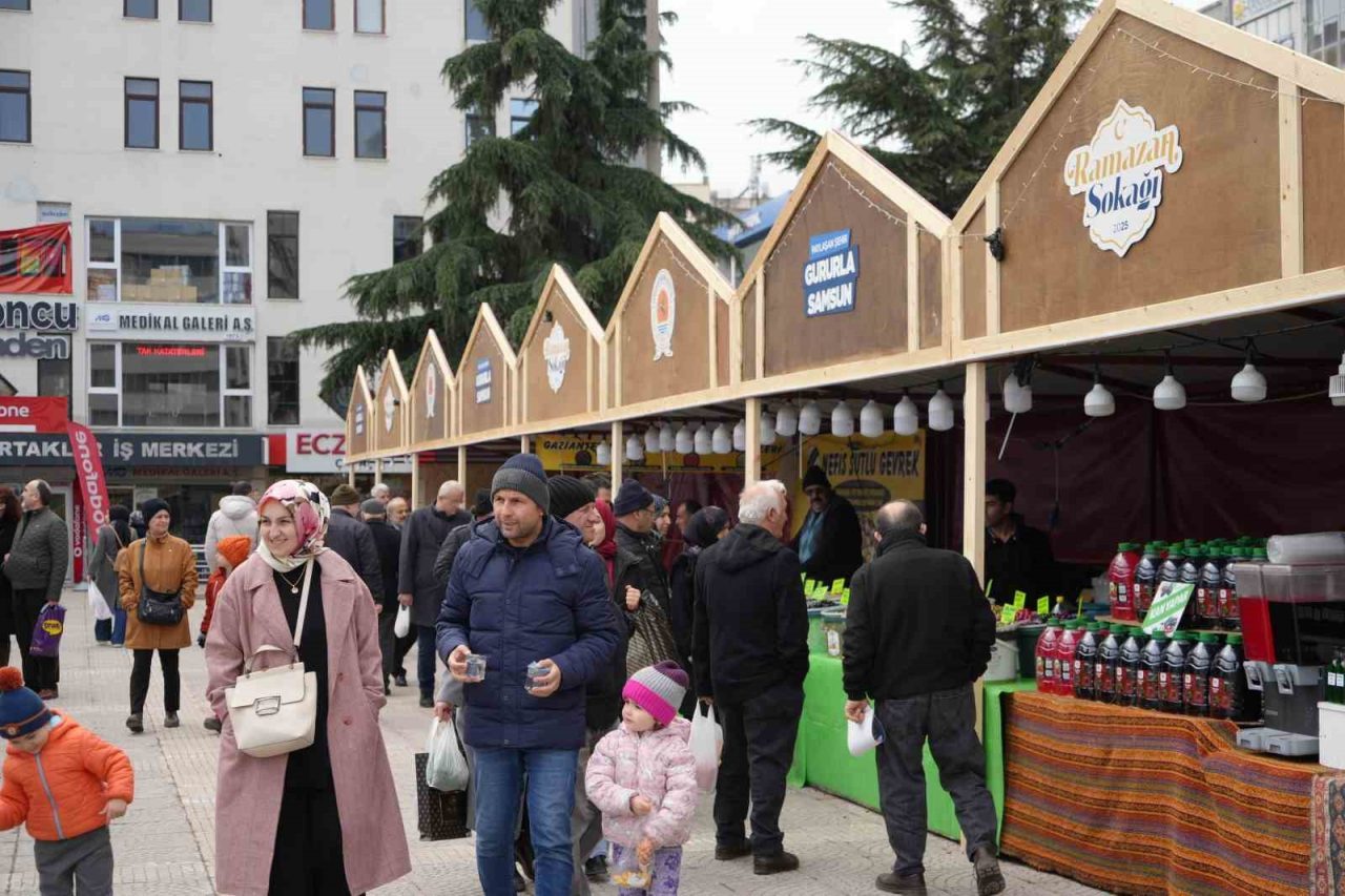 Samsun Büyükşehir Belediyesi, Cumhuriyet Meydanı'nda Ramazan Sokağı oluşturdu. Vatandaşların yöresel