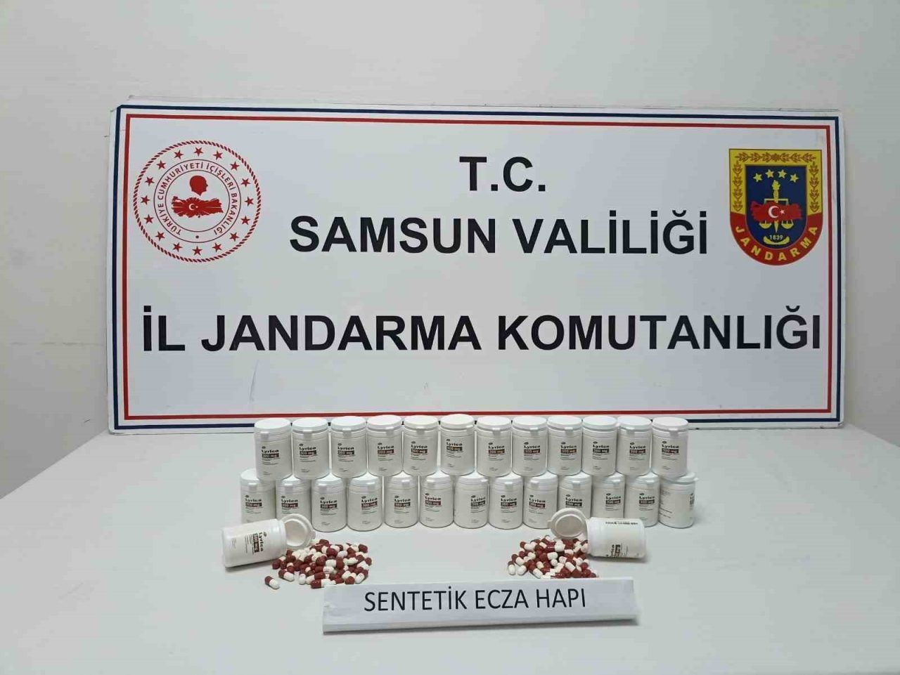 Samsun Atakum'da jandarma ekiplerince düzenlenen uyuşturucu operasyonunda E.İ. (24) ve