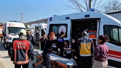 Sapaca ilçesinde yaşanan kaza sonucu minibüs ile otomobil çarpıştı, otomobilin