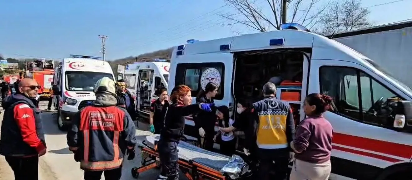 Sapaca ilçesinde yaşanan kaza sonucu minibüs ile otomobil çarpıştı, otomobilin