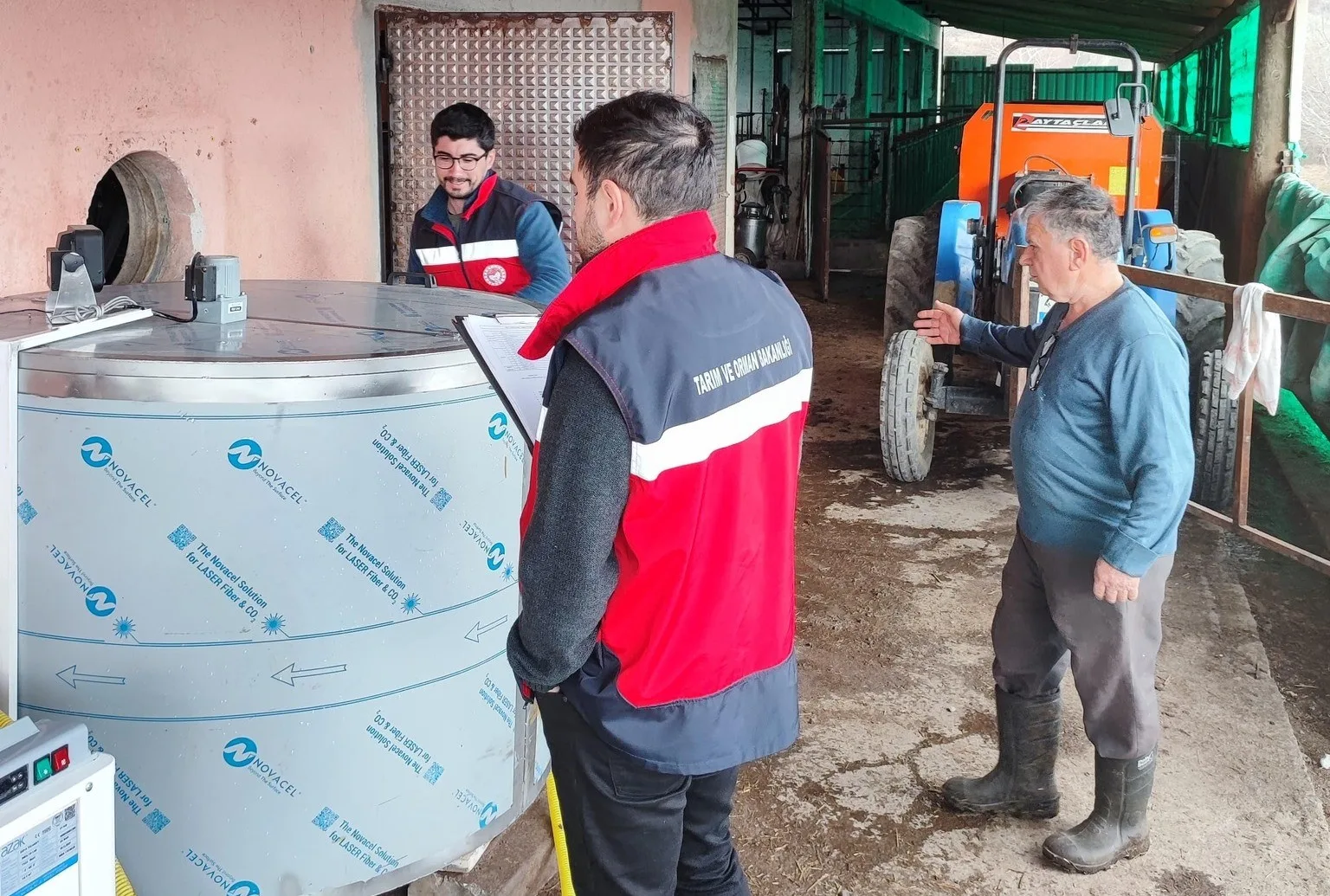 Şaphane ilçesindeki bir hayvancılık işletmesine süt sağım sistemi ve soğutma