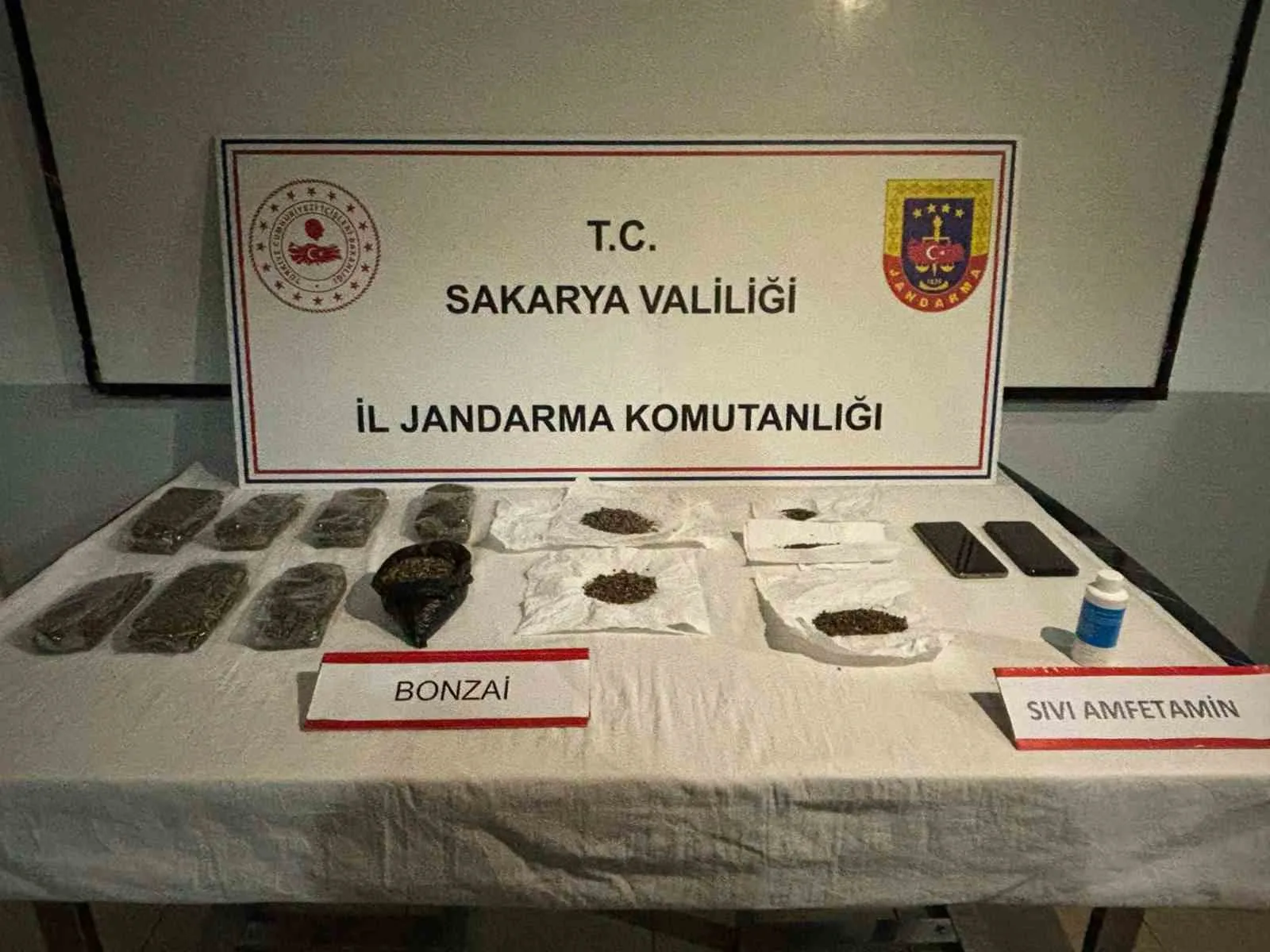 Sakarya'da jandarma operasyonunda uyuşturucu ticareti yapan 2 şahıs tutuklandı. Arifiye