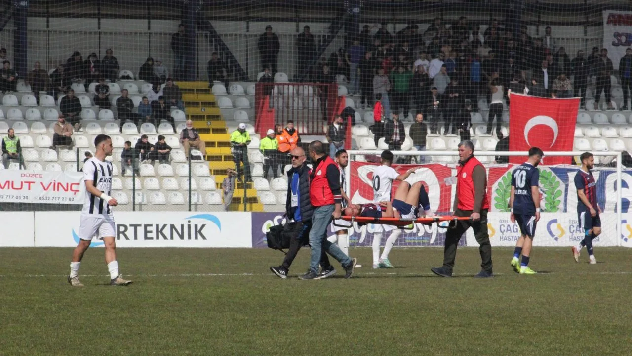 Düzcespor-Kuşadası maçı “Sedye maçı” oldu. Düzcecam Düzcespor maçın başında mağlup