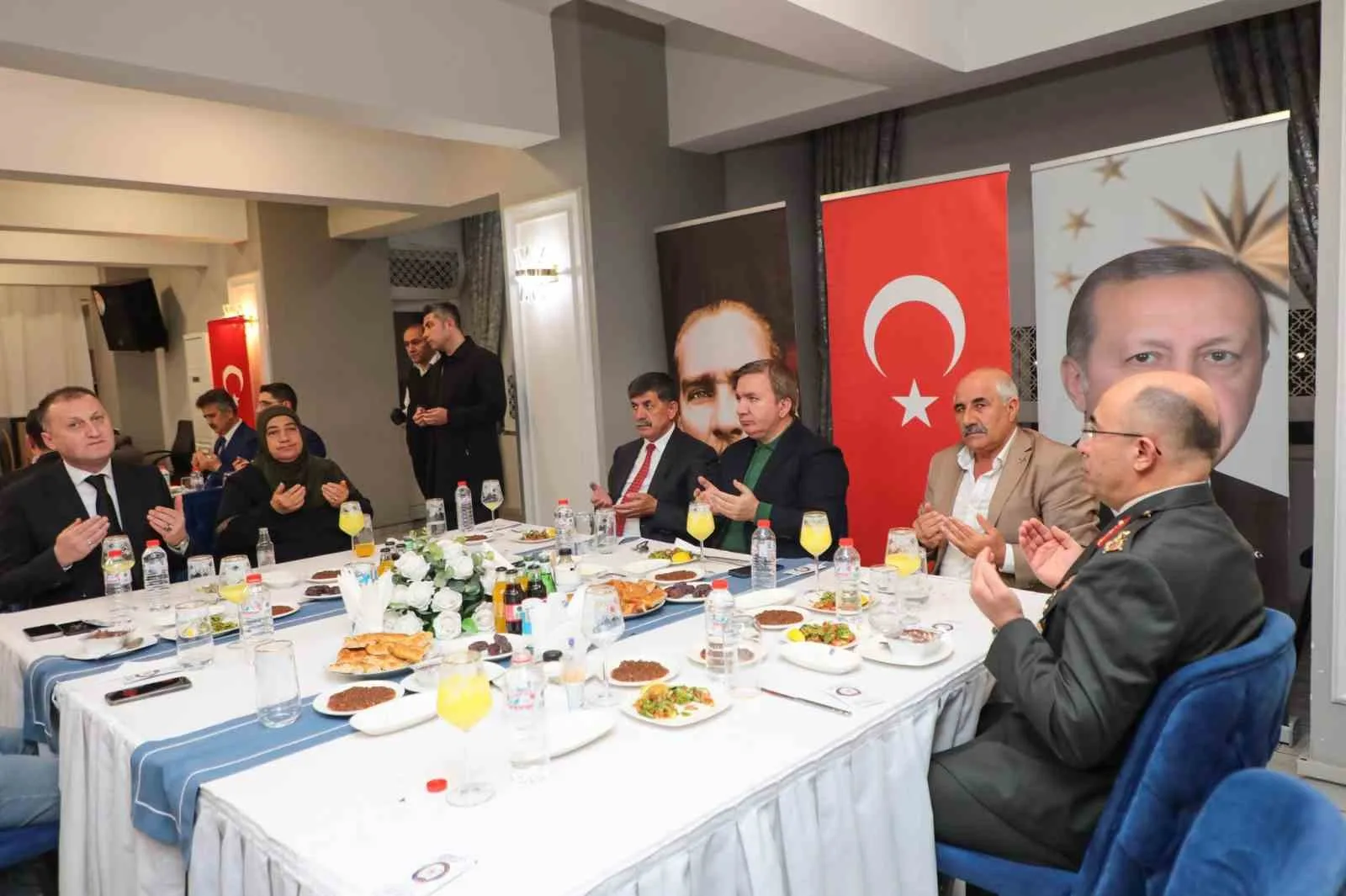 Erzincan'da düzenlenen iftar programına Vali Hamza Aydoğdu, Belediye Başkanı Bekir