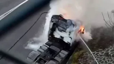 Kocaeli TEM Otoyolu'nda seyir halindeki tırda çıkan yangın, itfaiye ekipleri