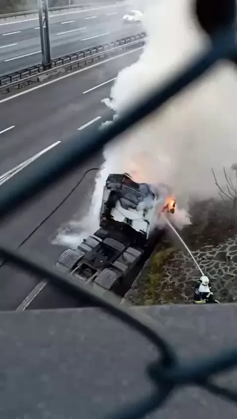 Kocaeli TEM Otoyolu'nda seyir halindeki tırda çıkan yangın, itfaiye ekipleri