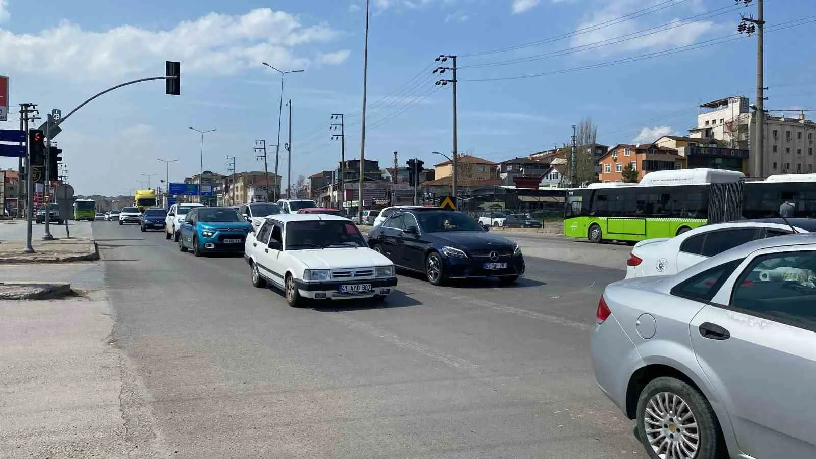 Kocaeli Derince'de tır dorsesinin devrilmesi sonucu trafik aksadı. Yaralanan olmazken,