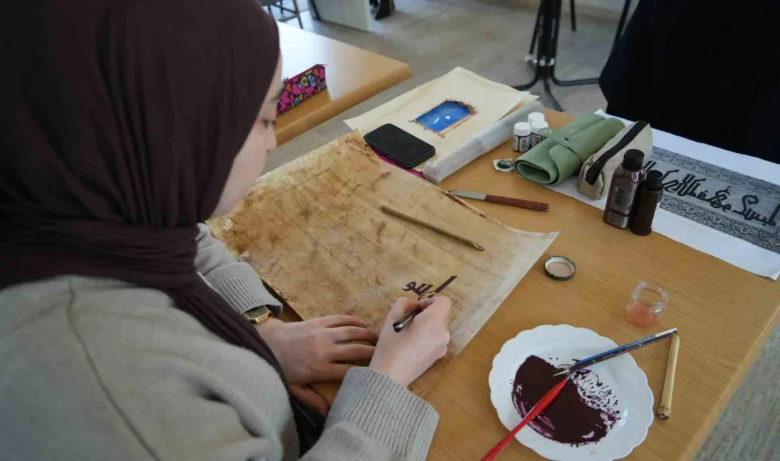 Erzincan’da Halk Eğitim Merkezi tarafından açılan Hüsn-i Hat kursu, gençlere