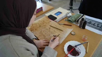Erzincan’da Halk Eğitim Merkezi tarafından açılan Hüsn-i Hat kursu, gençlere