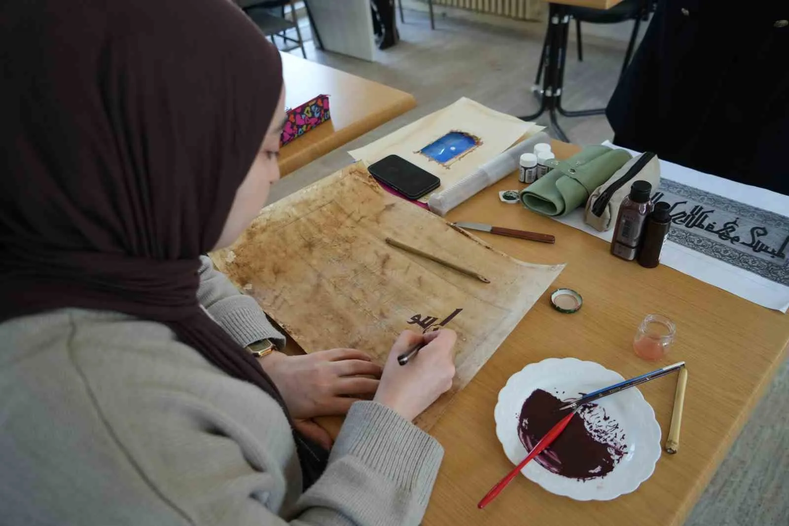 Erzincan’da Halk Eğitim Merkezi tarafından açılan Hüsn-i Hat kursu, gençlere