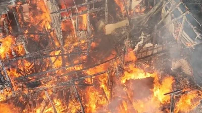 Sinop'un Ayancık ilçesindeki eski ahşap ev yangında tamamen yok oldu.