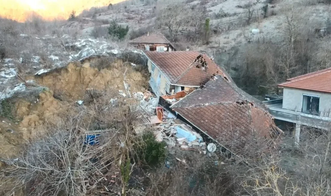 Sinop’un Türkeli ilçesinde meydana gelen heyelanda dev toprak kütlesi 3