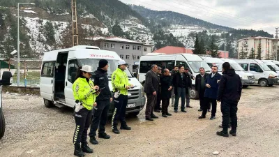 Sinop'un Dikmen ilçesinde okul servis araçları denetlendi. Trafik ekipleri, öğrencilerin