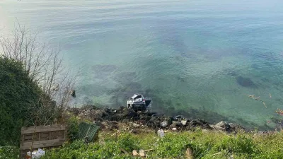 Sinop'ta fren yerine gaza basan sürücü, aracı denize 15 metre