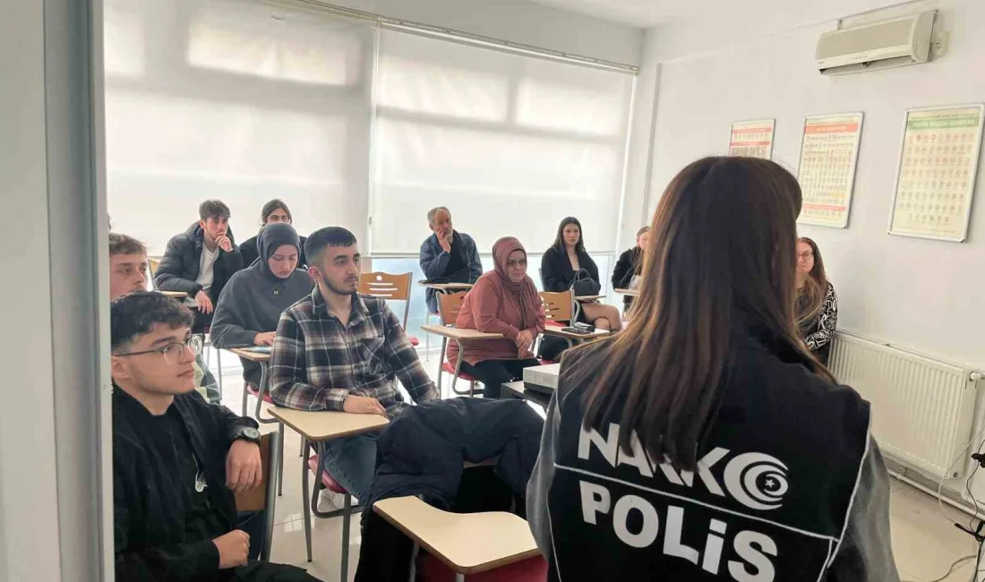 Sinop'ta polis ekipleri, sürücü kursu öğrencilerine narkotik eğitimi verdi. Gençlerin