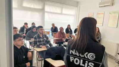 Sinop'ta polis ekipleri, sürücü kursu öğrencilerine narkotik eğitimi verdi. Gençlerin